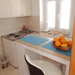 Laura Mljet *