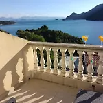 Laura Mljet *