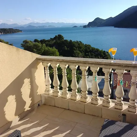 Laura Mljet *