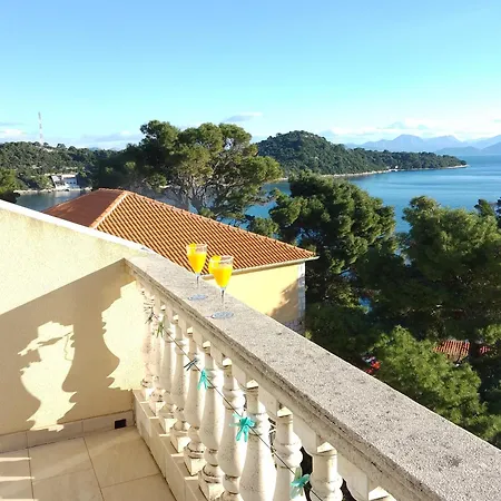 Laura Mljet 아파트 *